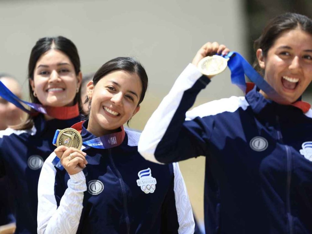 Paola Corado, Sofía Paiz y Camila Alvarenga conquistaron el oro en arco compuesto por equipos tras vencer 223-222 a México.