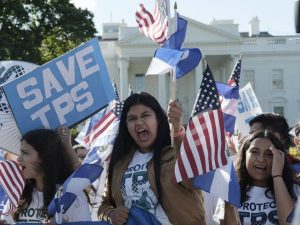 Fotografía de archivo de una manifestación a favor de familias centroamericanas acogidas por el TPS, en Washington (EE.UU.).