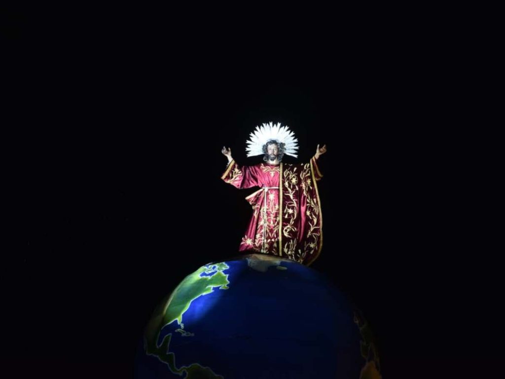 La imagen del Divino Salvador del Mundo protagonizó la tradicional Transfiguración frente a la Catedral Metropolitana de San Salvador.