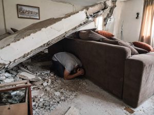 El llamado “triángulo de la vida” propone ubicarse junto a un mueble resistente para aprovechar un posible espacio libre si parte de la estructura colapsa durante un sismo.El llamado “triángulo de la vida” propone ubicarse junto a un mueble resistente para aprovechar un posible espacio libre si parte de la estructura colapsa durante un sismo.