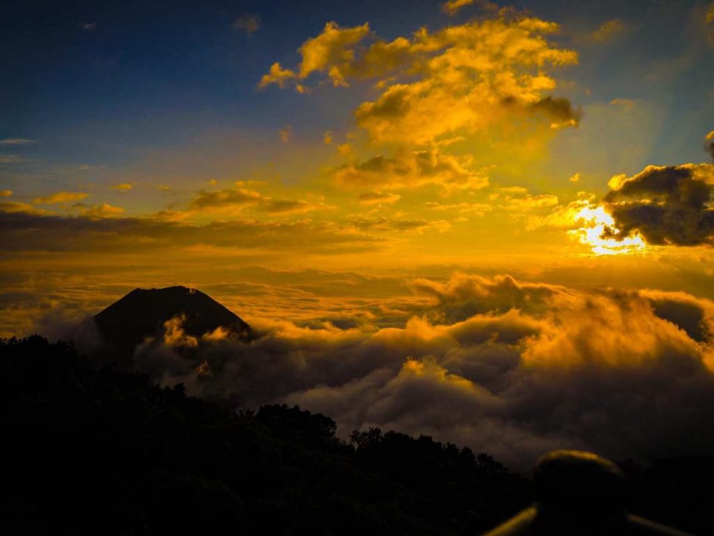 Desde el Parque Natural Cerro Verde se puede ver cómo cambia la luz sobre los volcanes de Izalco y Santa Ana.