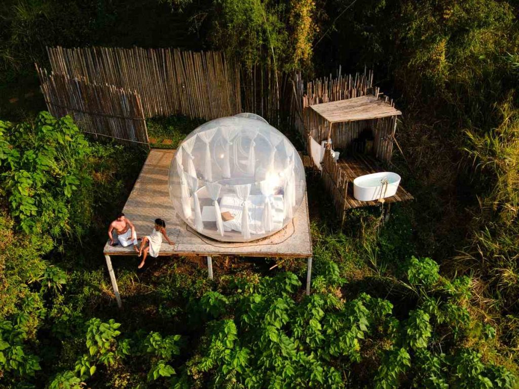 El turismo de bienestar también impulsa alojamientos integrados a la naturaleza, donde privacidad, calma y descanso forman parte de la experiencia.