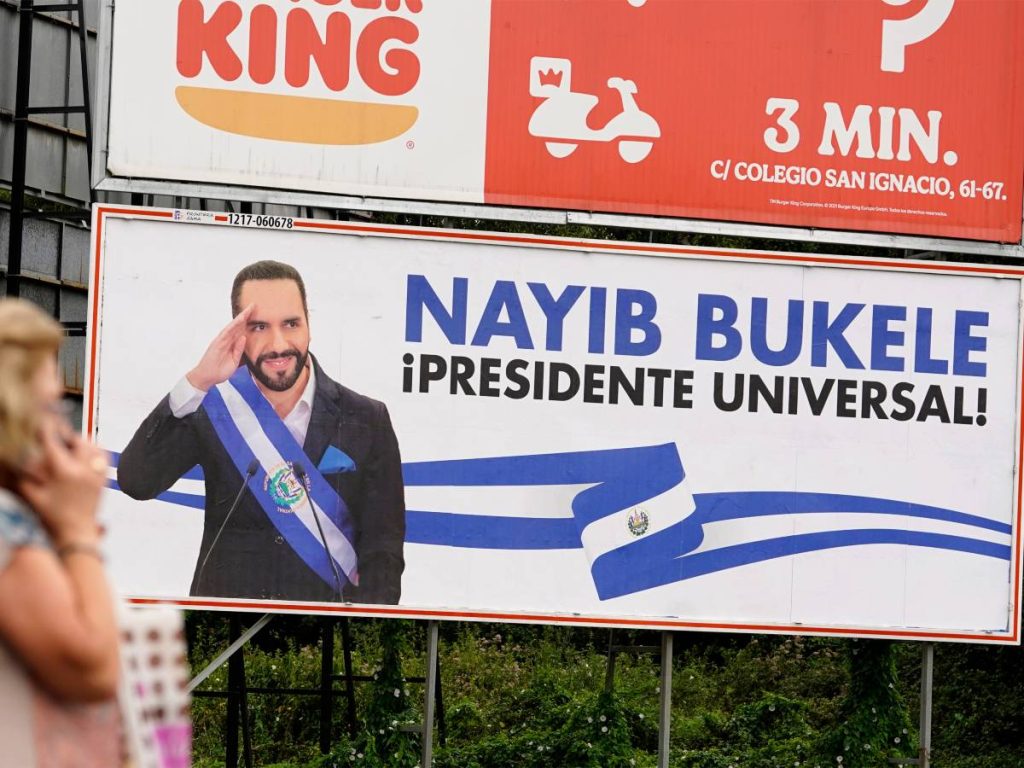 Cinco carteles con la imagen del presidente salvadoreño, Nayib Bukele, ubicados en vallas publicitarias de varias carreteras cercanas a Oviedo han generado una polémica política en las redes sociales entre un concejal socialista y una edil de Vox, a la que se ha sumado la exdirigente de esta formación, Macarena Olona. EFE/ Paco Paredes