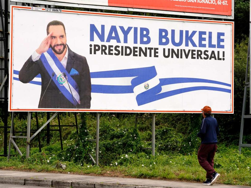 Cinco vallas publicitarias con la imagen del presidente salvadoreño Nayib Bukele fueron instaladas en carreteras cercanas a la ciudad de Oviedo, en el norte de España