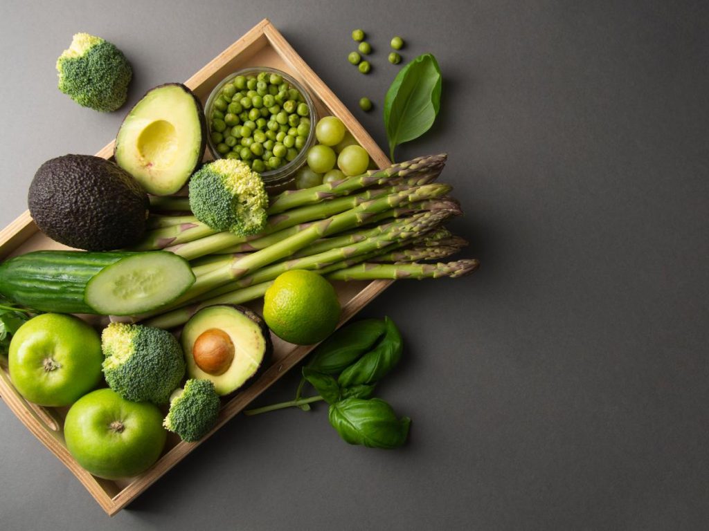 Los vegetales de hoja verde aportan magnesio, un nutriente que puede formar parte de una alimentación equilibrada para personas con migraña.