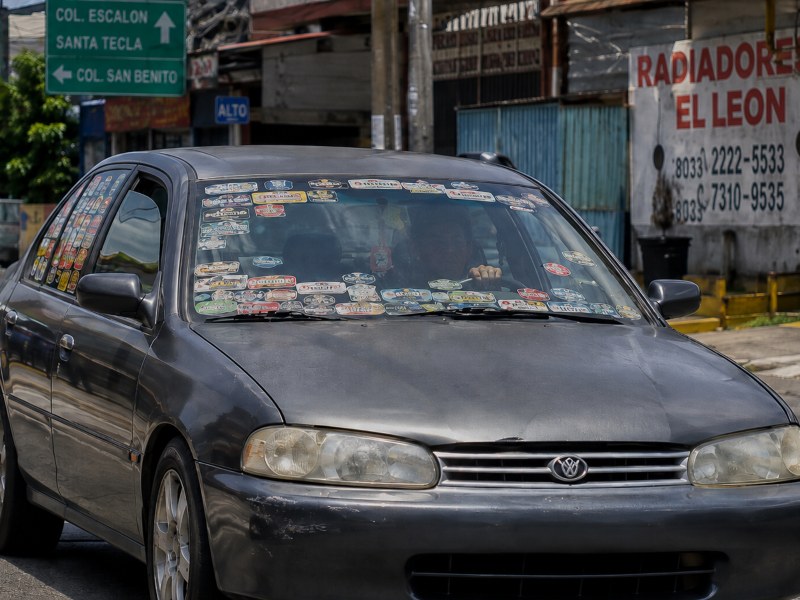 La ley sanciona la colocación de anuncios o letreros en parabrisas y ventanillas cuando afectan la visibilidad.