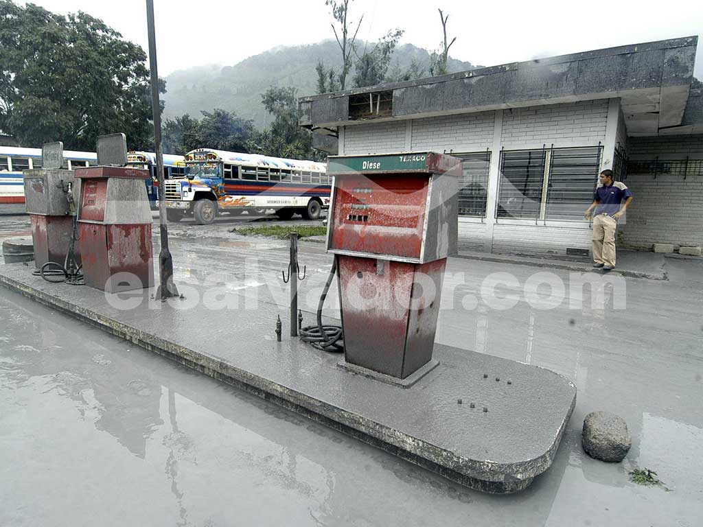 Gasolinera paralizada y cubierta de ceniza