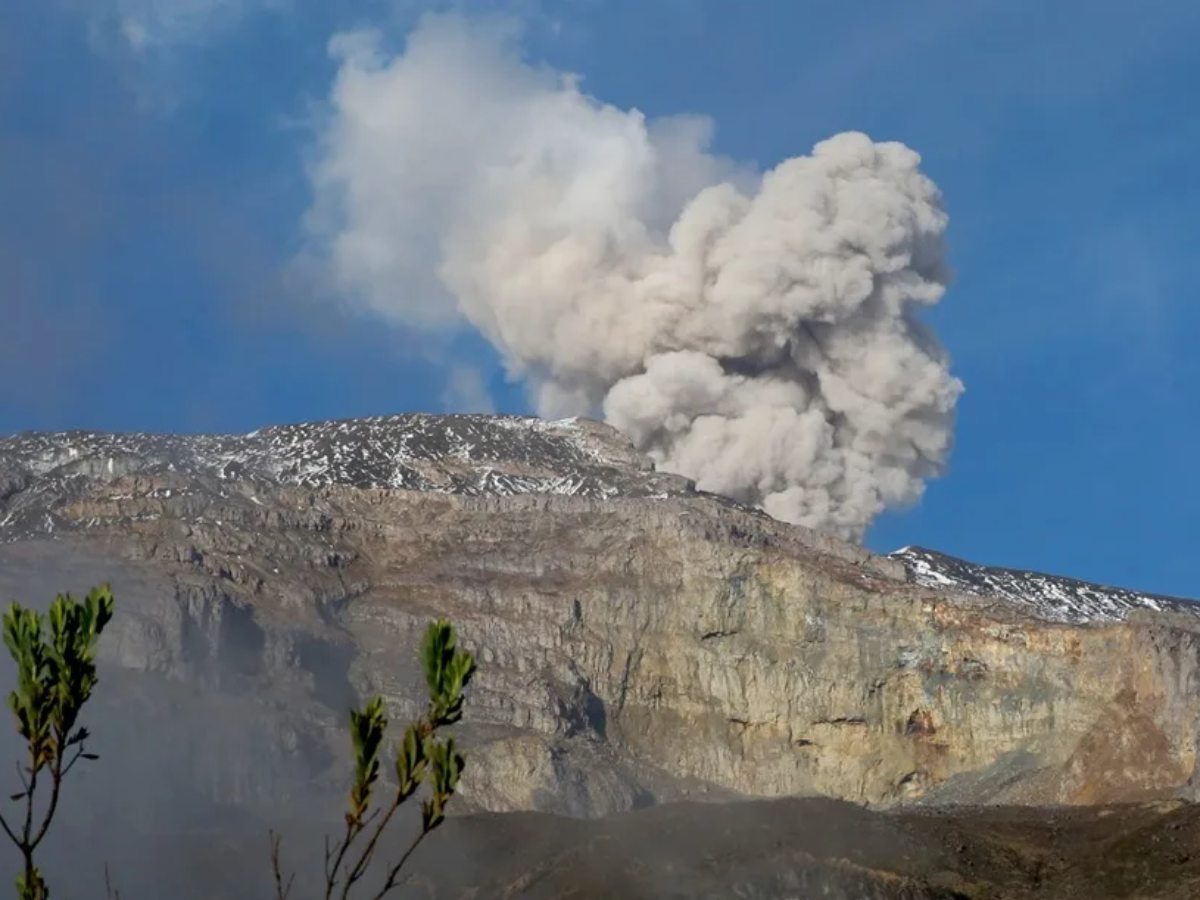 Fotografía de archivo de un volcán en el centro de Colombia.