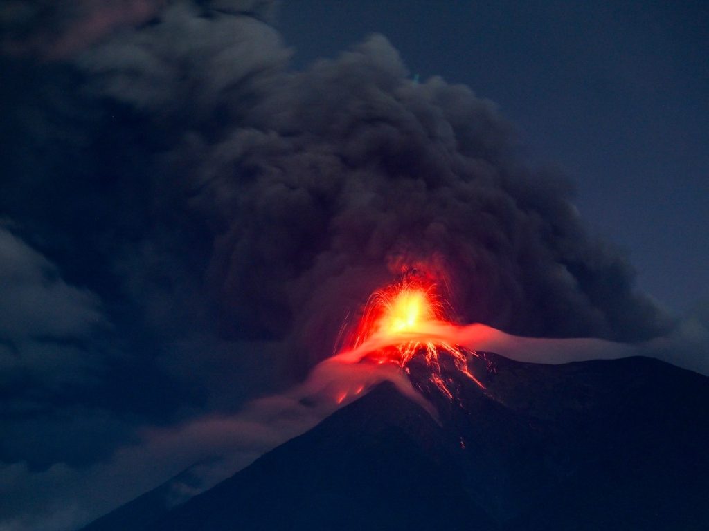 El volcán de Fuego entra en erupción en Alotenango, Guatemala, mientras las autoridades mantienen una alerta elevada y evacúan comunidades cercanas.