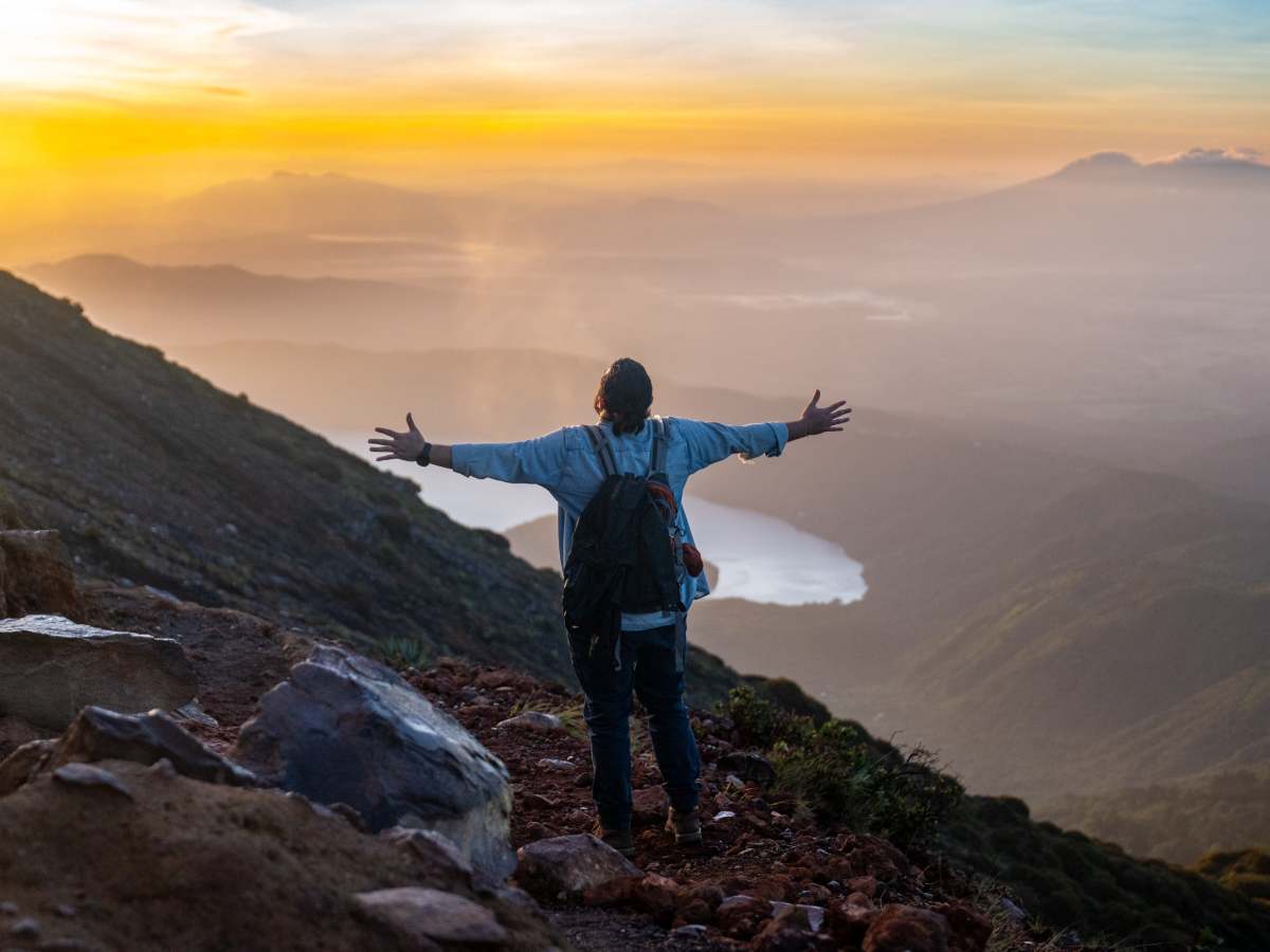 El volcán de Santa Ana ofrece ascensos de madrugada durante los fines de semana para quienes buscan contemplar el amanecer desde el cráter.