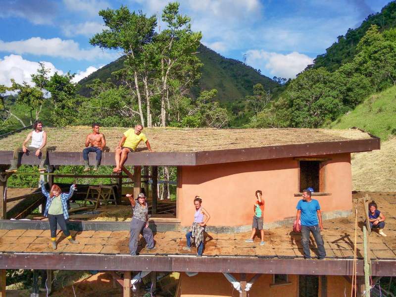 Los voluntarios participan en actividades de agroforestería, bioconstrucción y producción sostenible de alimentos. Foto/ Eco Caminhos