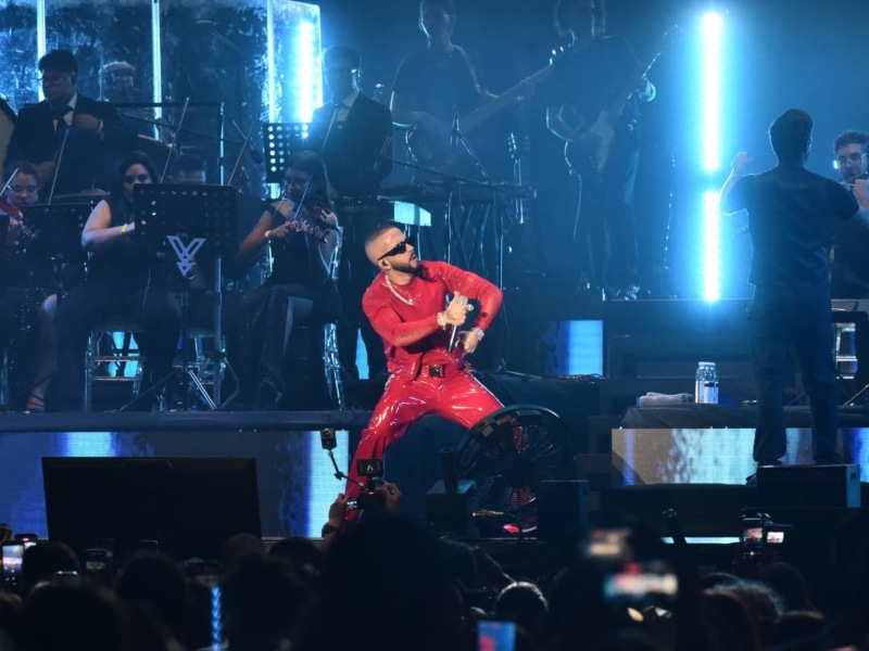 Yandel Sinfónico compartió escenario con la Orquesta Filarmónica de El Salvador durante su segundo concierto en el país en 2026.