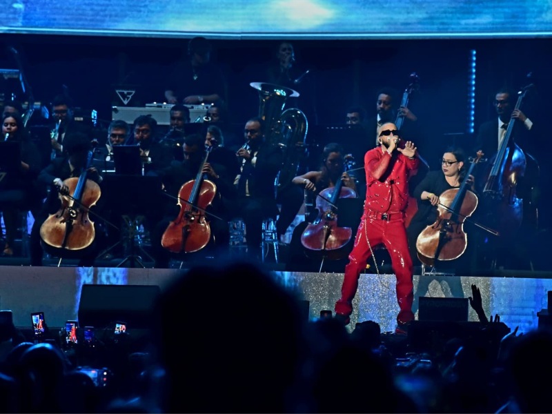 “Puño De Tito” fue la canción con la que Yandel Sinfónico abrió su presentación en el Estadio Cuscatlán.