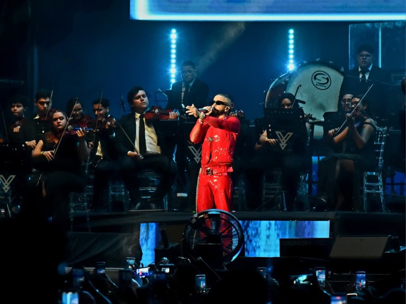 Yandel Sinfónico regresó a El Salvador con una propuesta que unió reguetón y música orquestal junto a la Orquesta Filarmónica de El Salvador.