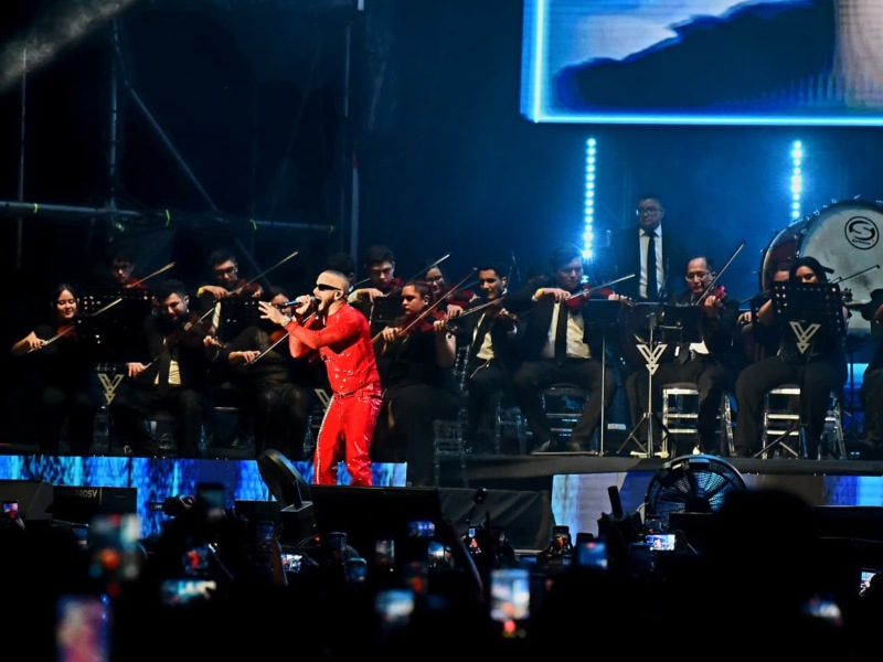 Vestido de rojo y con accesorios dorados, Yandel Sinfónico salió al escenario del Estadio Cuscatlán a las 10:00 de la noche.