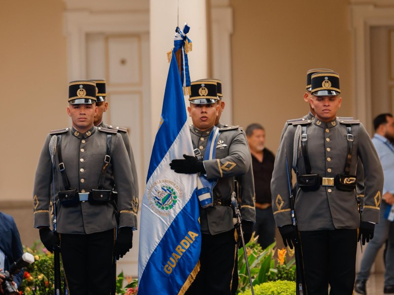 El pabellón nacional ingresó al Palacio Nacional durante el inicio de las actividades del Mes Cívico.