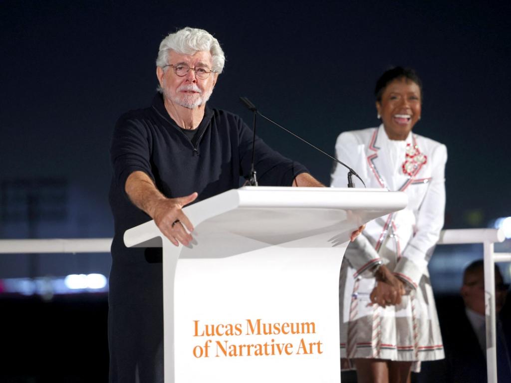 George Lucas y Mellody Hobson hablan en un escenario durante la presentación ante los medios del Museo Lucas.