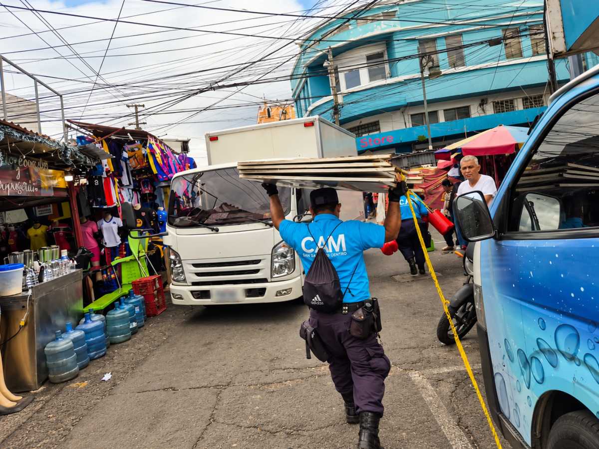 Agentes-CAM-calle-Arce-retiro-de-obstáculos