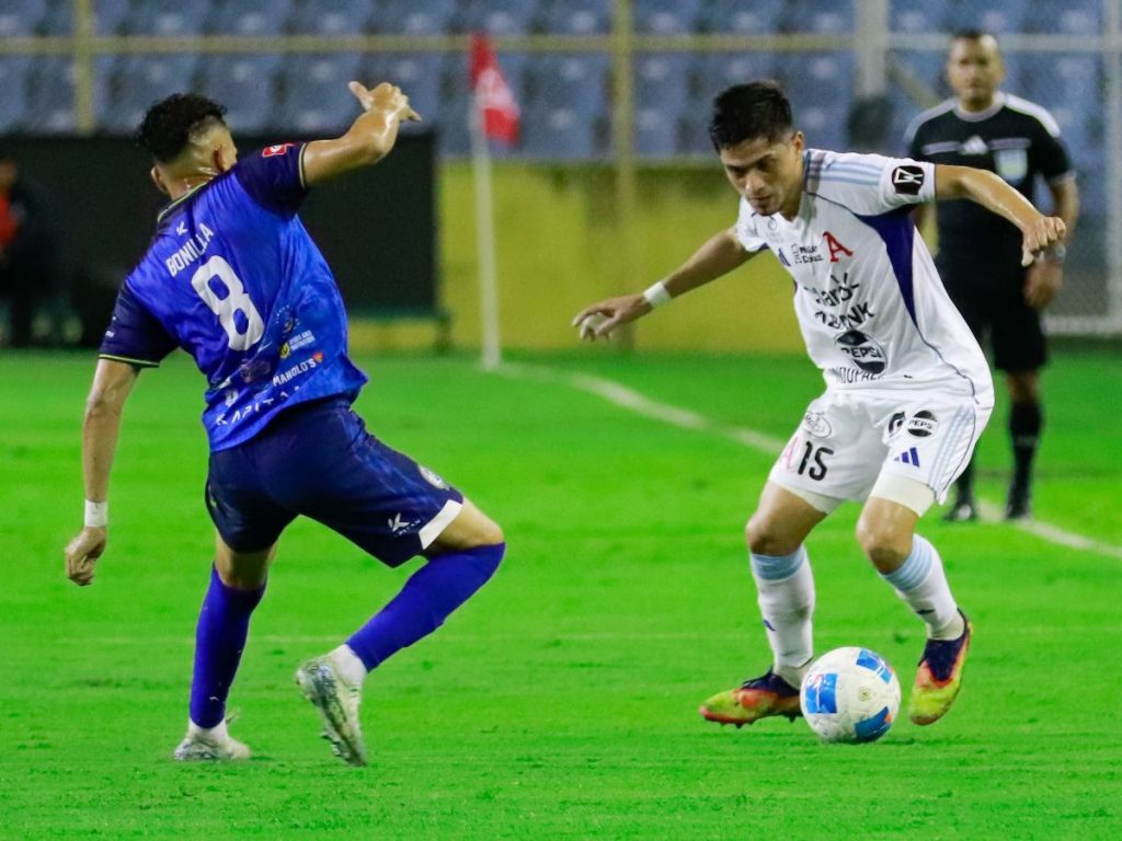 En el estadio Cuscatlán, Alianza tomó ventaja 2-0 con goles de José Barreto y Leonardo Menjívar, pero Fuerte San Francisco reaccionó con un tanto de Joshua Gallardo y un autogol de Gustavo Moura para sellar el 2-2.