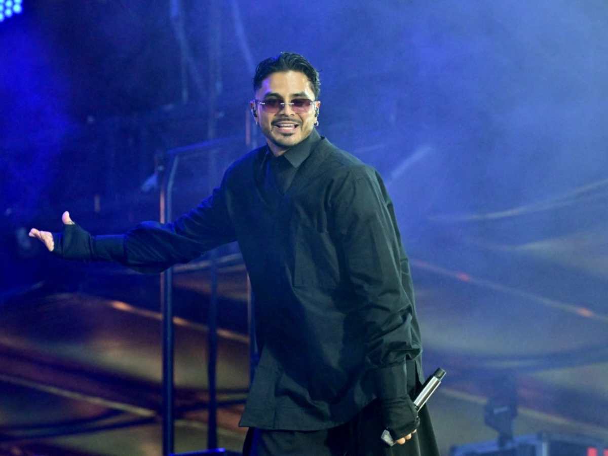 Álvaro Díaz actúa en el escenario durante el concierto Wawa Welcome America del 4 de julio