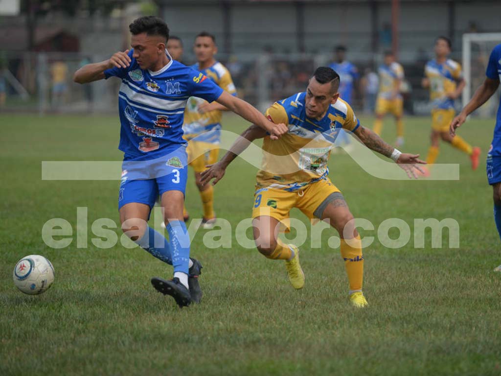 Una fotografía a color que captura a un jugador de Atlético Marte con su uniforme azul y blanco, saltando para cabecear el balón durante un partido de la Liga Mayor.