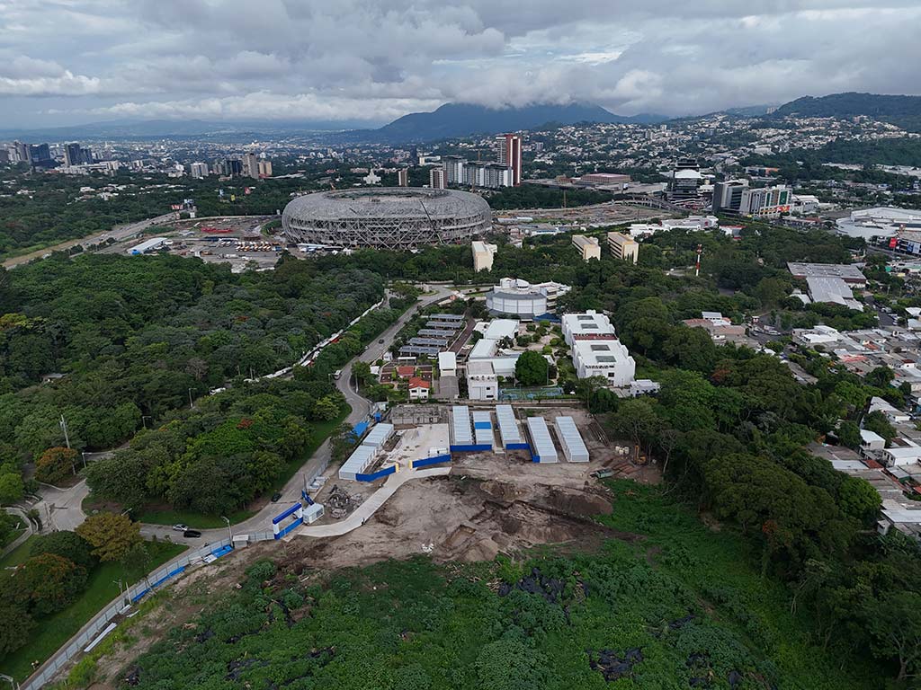 Vista aérea que muestra el predio donde se construirá el CIFCO, junto al Estadio Nacional de El Salvador y zonas arboladas. 
