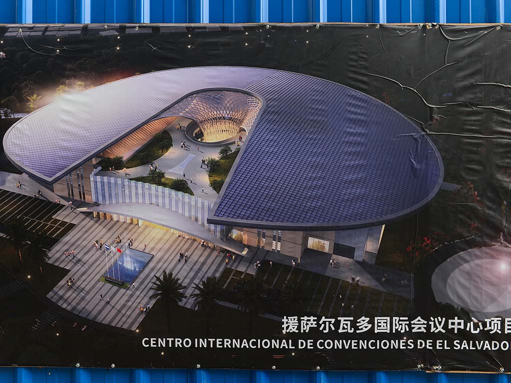 Fotografía de una lámina con la ilustración del diseño arquitectónico moderno y ovalado del nuevo Centro de Convenciones.
