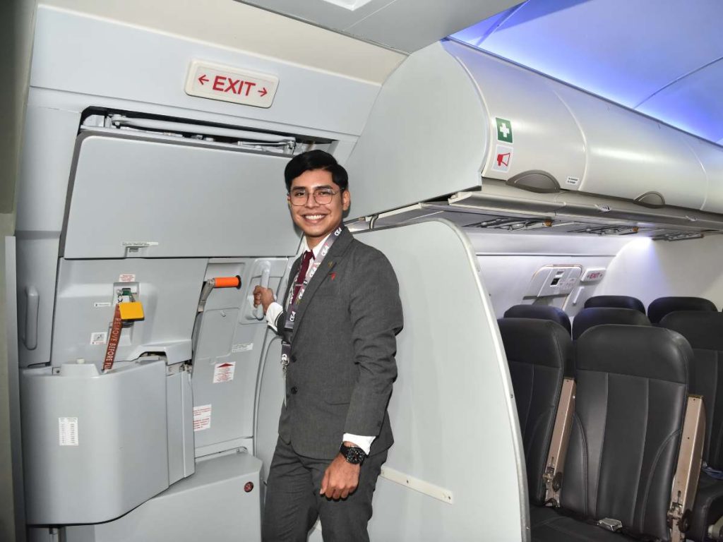 Los estudiantes de CEA avanzan entre clases, entrenamientos y prácticas como parte de su preparación aeronáutica. Foto/ elsalvador.com Miguel Lémus