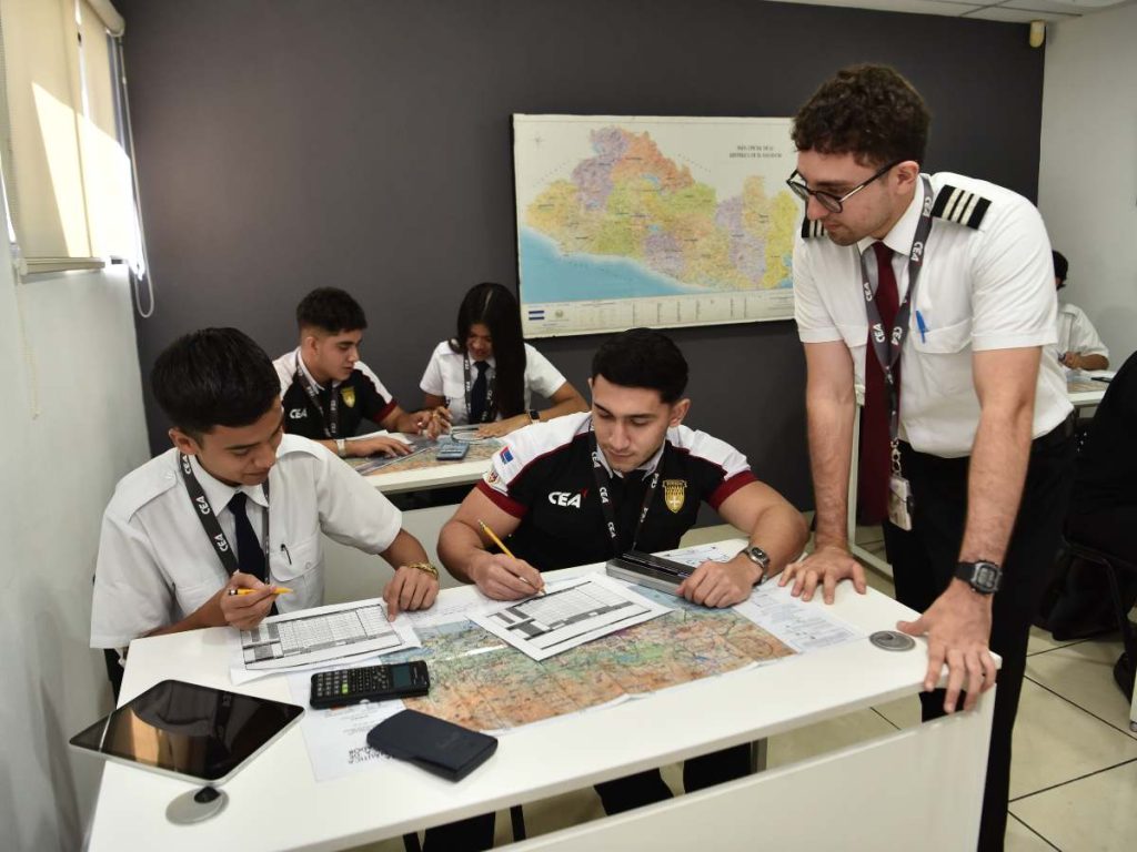 Estudiantes de CEA reciben formación teórica y práctica como parte de su preparación para convertirse en pilotos profesionales y tripulantes de cabina. Foto/ elsalvador.com Miguel Lémus