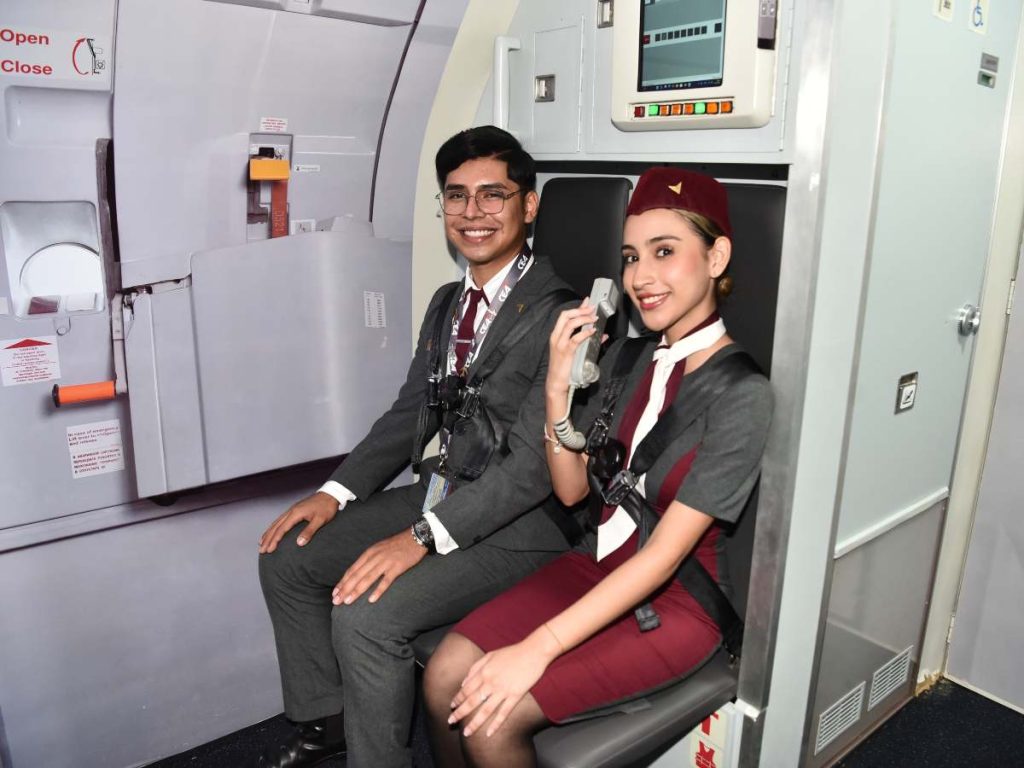 Pilotos y tripulantes de cabina deben cumplir un proceso de preparación antes de obtener las licencias correspondientes. Foto/ elsalvador.com Miguel Lémus