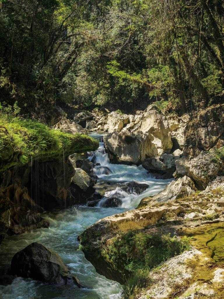 Puente de piedra caliza de 300 metros sobre el río Cahabón en el monumento Semuc Champey.