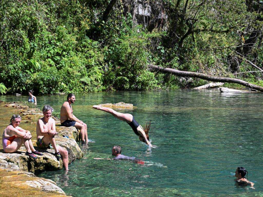 Pozas de agua natural en Semuc Champey con tonos verdes y turquesa bajo un clima templado.