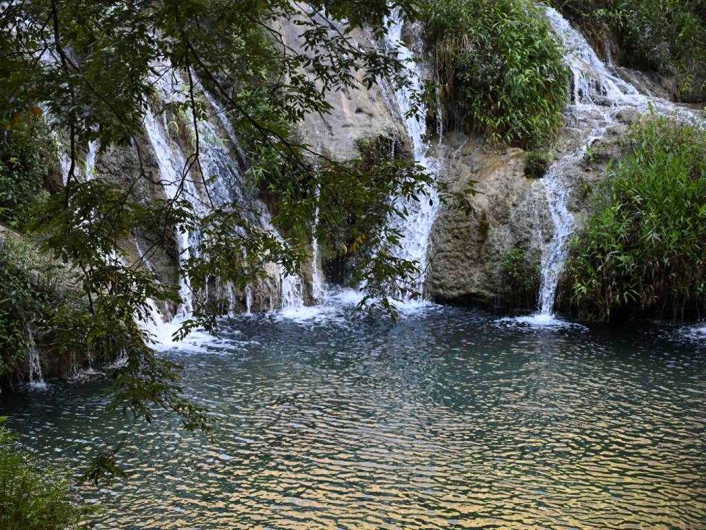 Paisaje del monumento natural Semuc Champey mostrando la entrada del río bajo la piedra.