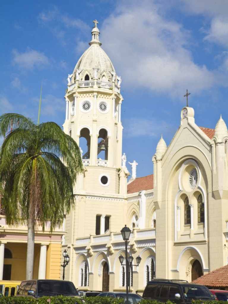 Fachada de la Iglesia de San Francisco de Asís junto a la emblemática Plaza Bolívar