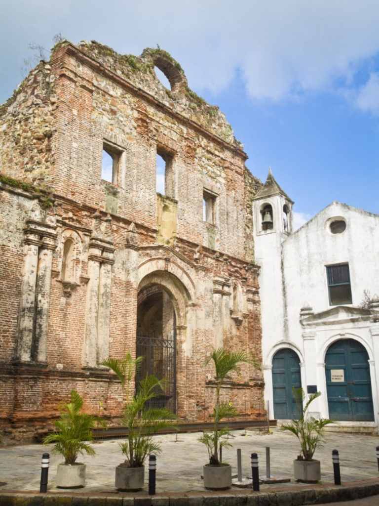 Fachada de piedra y ruinas coloniales de la histórica Iglesia de la Compañía de Jesús.