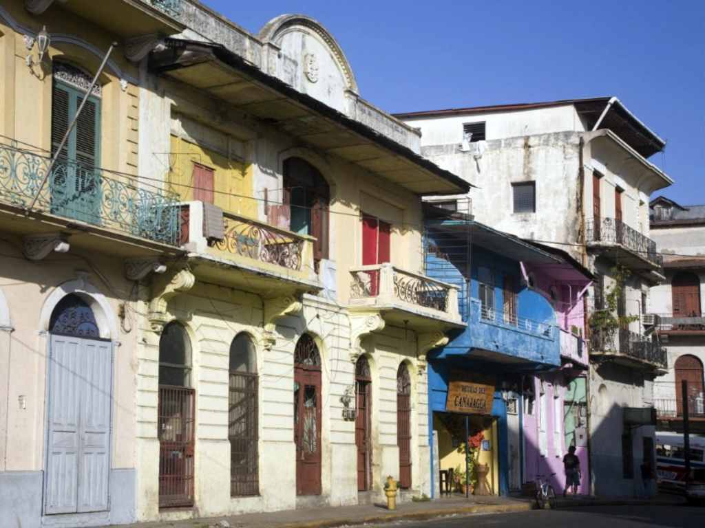 Calle del Casco Viejo de Panamá con arquitectura de estilos colonial español, francés, caribeño y neoclásico.
