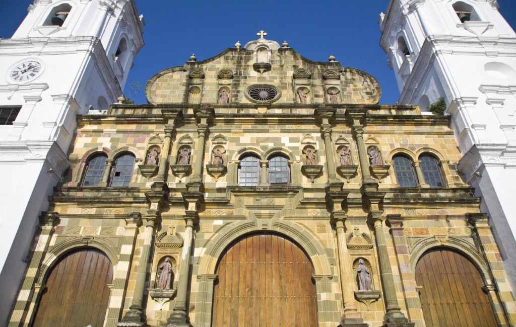 Fachada de la Catedral Metropolitana en el Casco Viejo de la Ciudad de Panamá.