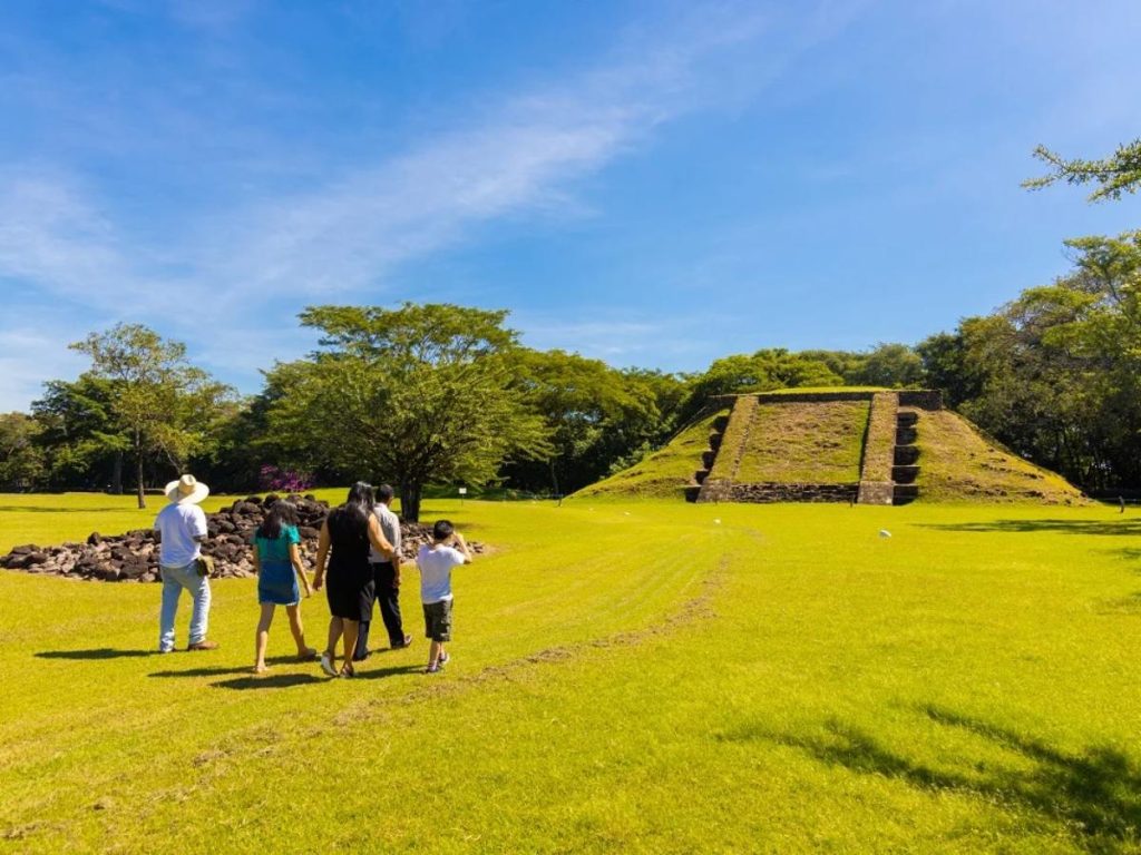Cihuatán está ubicado en el kilómetro 36.5 de la carretera Troncal del Norte y cuenta con áreas ceremoniales, acrópolis y zonas domésticas que forman parte de su valor histórico.