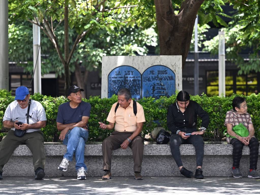 Niños pequeños, adultos mayores y mujeres embarazadas.