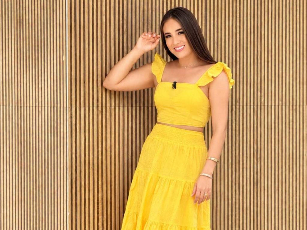 Daniela Ardón apostó por un conjunto amarillo de dos piezas, fresco y vibrante, para sumarse al guiño a Floricienta.