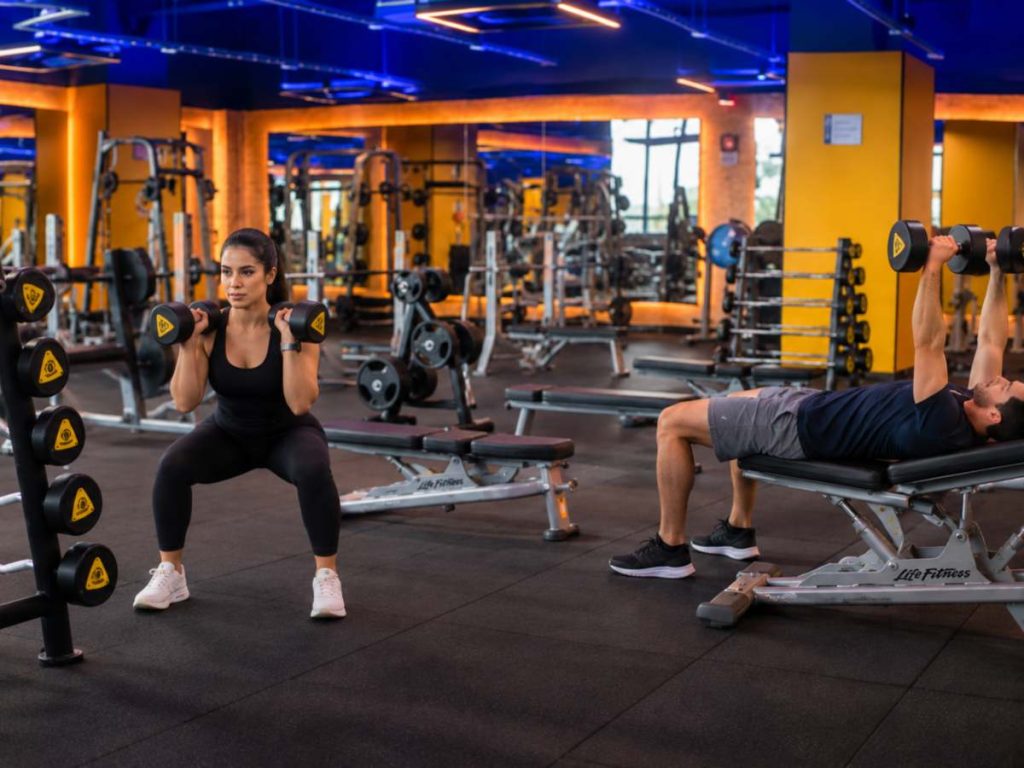 Entrenamiento intenso en gimnasio moderno