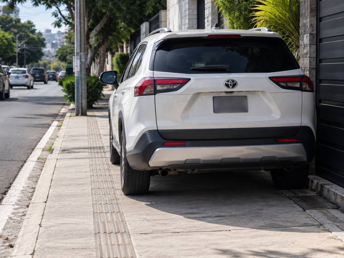 Estacionarse-acera-parqueo