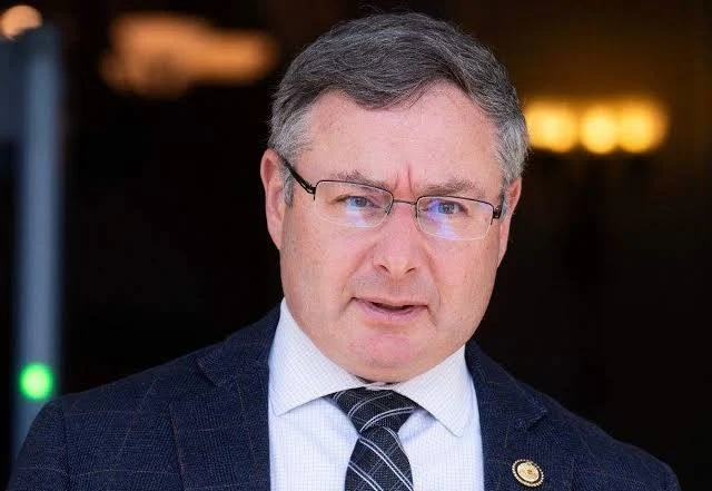 El congresista Eugene Vindman presentó un proyecto para extender por 18 meses el TPS a 180,000 salvadoreños en Estados Unidos.