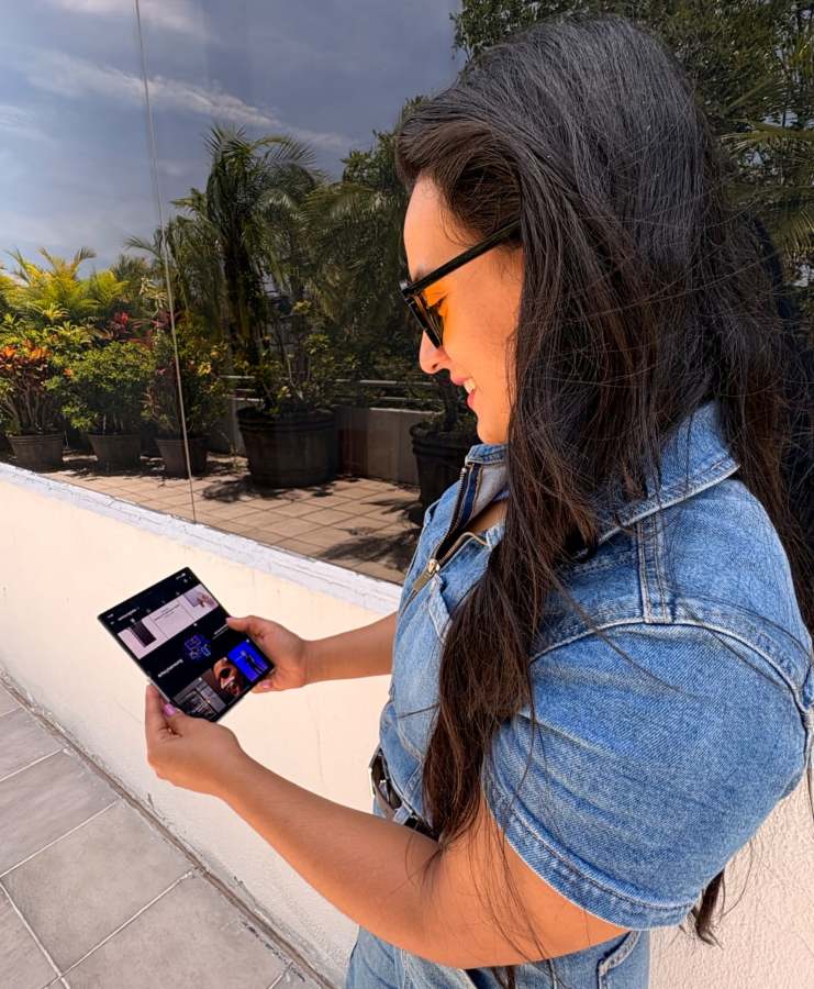 La creadora de contenido salvadoreña Fabiola Trabanino aprovecha el formato plegable del Galaxy Z Fold8 según las necesidades de cada momento de su día.