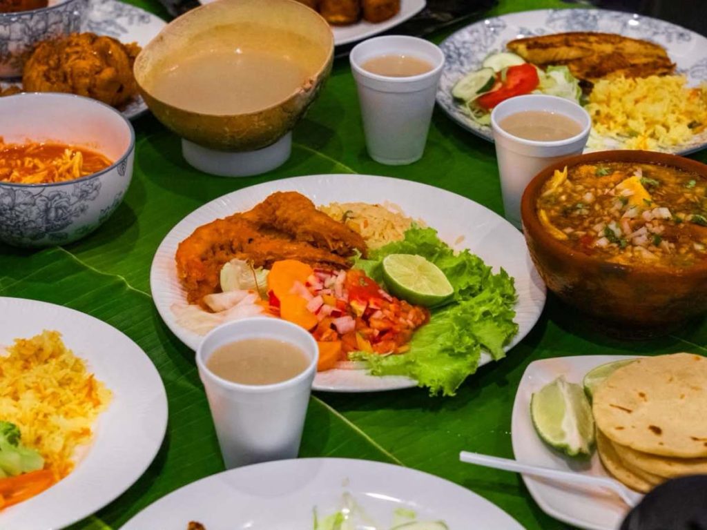 Carnes, pollo, sopas y otros platillos forman parte de la oferta gastronómica que los visitantes pueden encontrar en el Mercado Central de San Salvador. Foto EDH / Cortesía Alcaldía de San Salvador Centro
