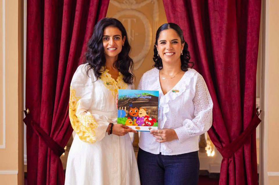 Gabriela de Bukele durante una jornada en la que estuvo acompañada por sus hijas. Foto / cortesía