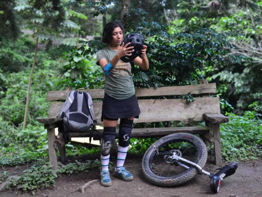 Geraldina Lozano lleva 12 años practicando monociclo y cerca de cinco especializada en montaña.