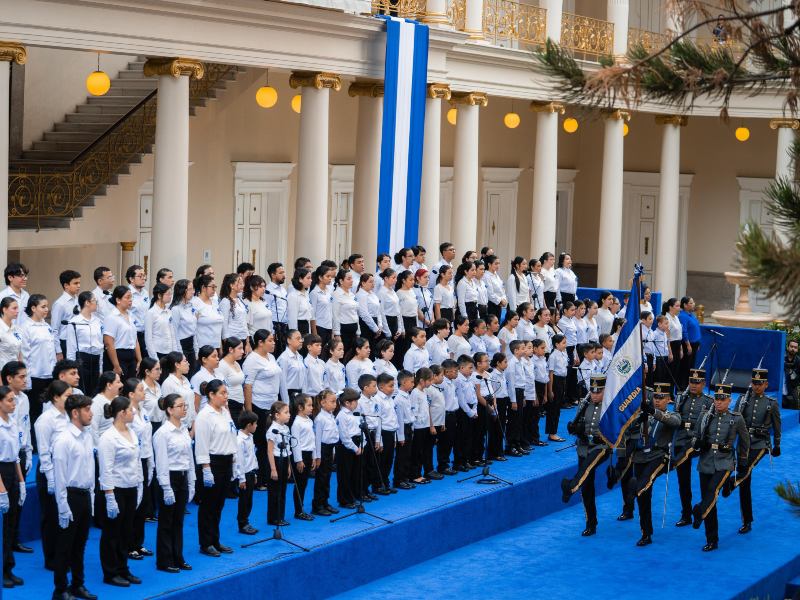 Autoridades, estudiantes y diplomáticos participaron en la inauguración del Mes Cívico en el Palacio Nacional.