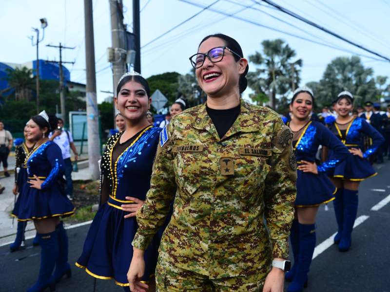 La titular de Educación invitó a las familias salvadoreñas a acercarse y disfrutar de los desfiles del 15 de septiembre.
