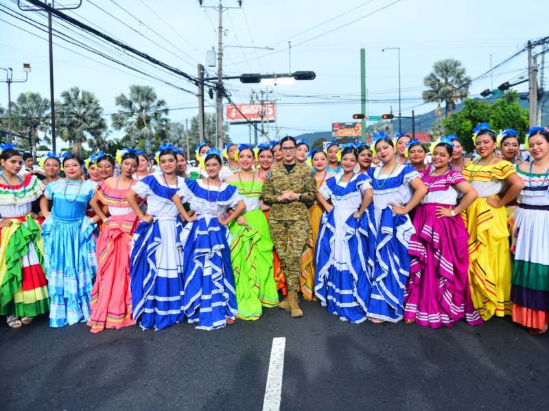 La ministra de Educación, Karla Trigueros, saludó a los estudiantes antes del inicio del desfile patrio en San Salvador.